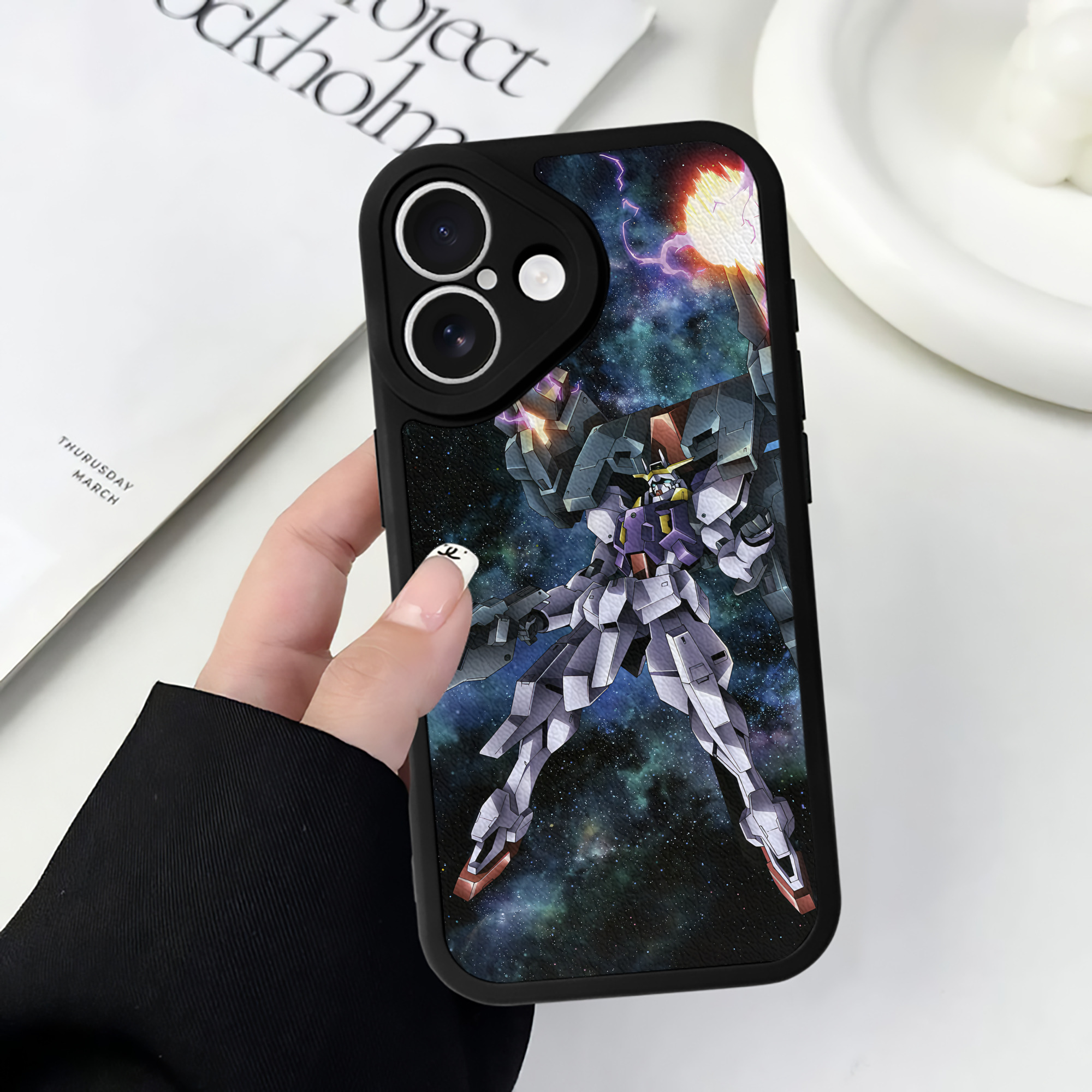 （画像用） 機動戦士ガンダム Mobile Suit Gundam 【iPhone 16シリーズ対応】シリコンスマホケース（レザー調） 材質：シリコン